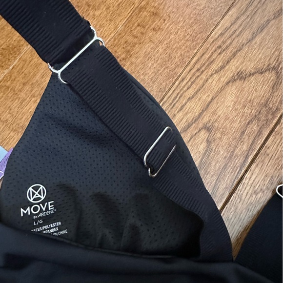 Athletic buckle front bralette - Picture 7 of 9